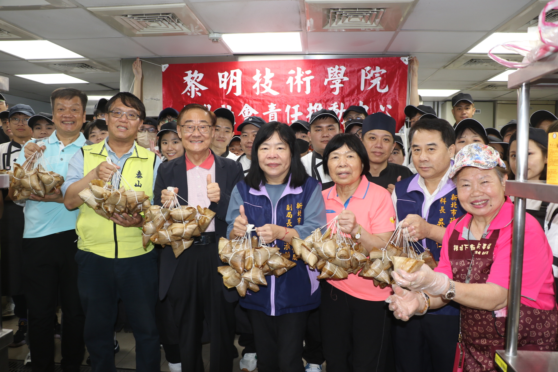 眾能創新協會和黎明師生一起合包肉粽送給泰山地區的弱勢 左3為黎明技術學院校長林明芳 右3為黃芯愉理事長